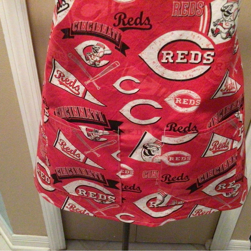 Cincinnati Reds all purpose apron - Picture 3 of 5